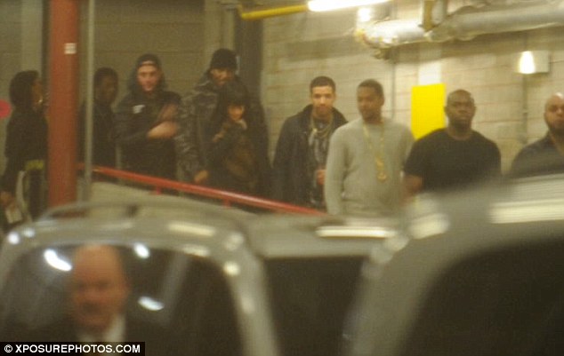 Drake şi Rihanna, prinşi ţinându-se de mână