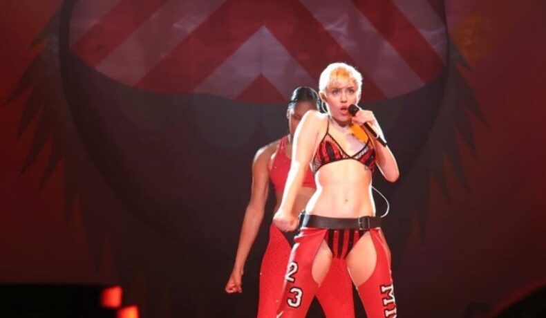 Miley Cyrus şochează din nou. A ieşit goală pe scenă!