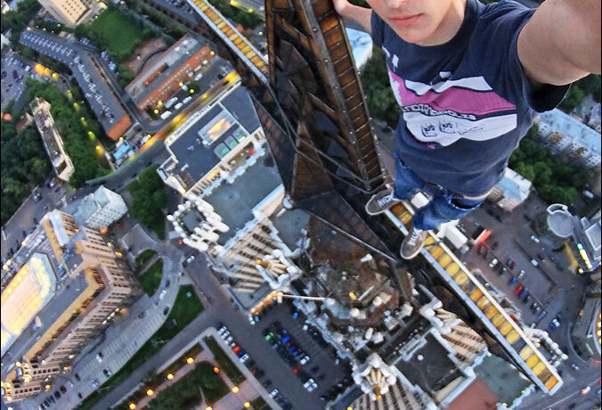 Spider-man din Rusia. Tipul care-şi face selfie-uri pe cele mai înalte clădiri ale lumii