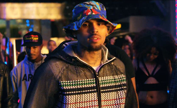 Chris Brown e „Loyal” – Vezi noul său videoclip!
