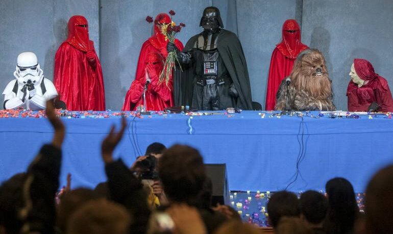 Darth Vader vrea să salveze Ucraina de invazia ruşilor. Vezi imagini SENZAŢIONALE cu personajul de film care candidează la preşedinţia ţării!