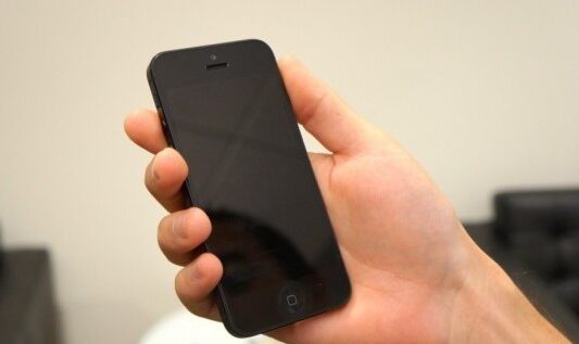 Minune: Un hipster mărturiseşte că i-a lăcrimat retina display-ul de la iPhone 5