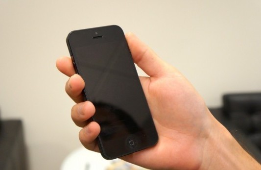 Minune: Un hipster mărturiseşte că i-a lăcrimat retina display-ul de la iPhone 5