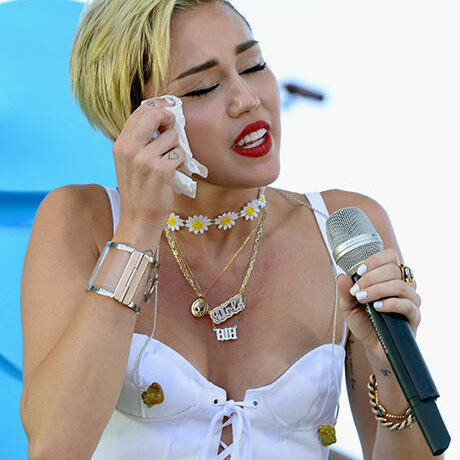 Miley Cyrus a plâns pe scenă. Motivul e sfâşietor