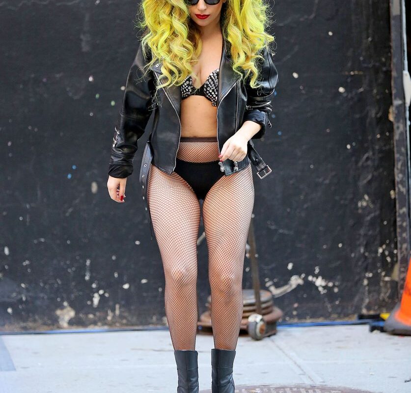 Lady Bra-Ga. Lady Gaga a ieşit în sutien pe stradă, în New York!