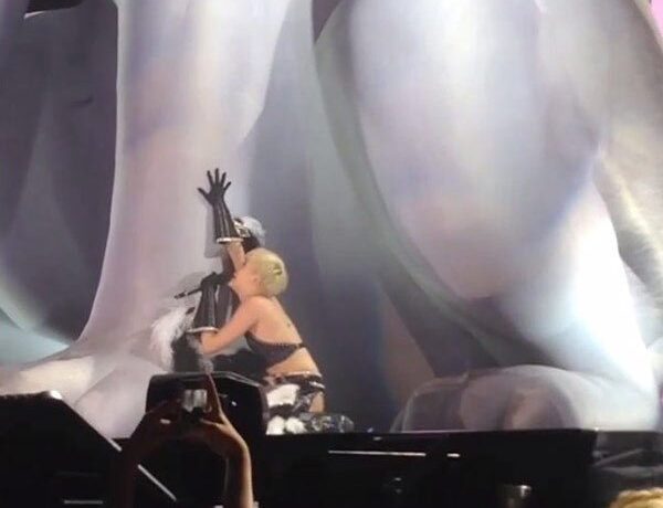 VIDEO Miley Cyrus, în lacrimi la concertul din Brooklyn
