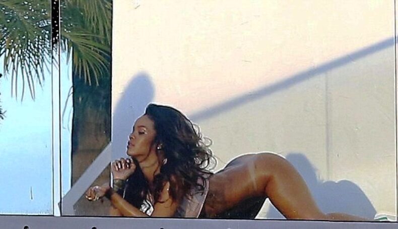 FOTO – Bad Girl Rihanna. Riri surprinsă goală de paparazzi!