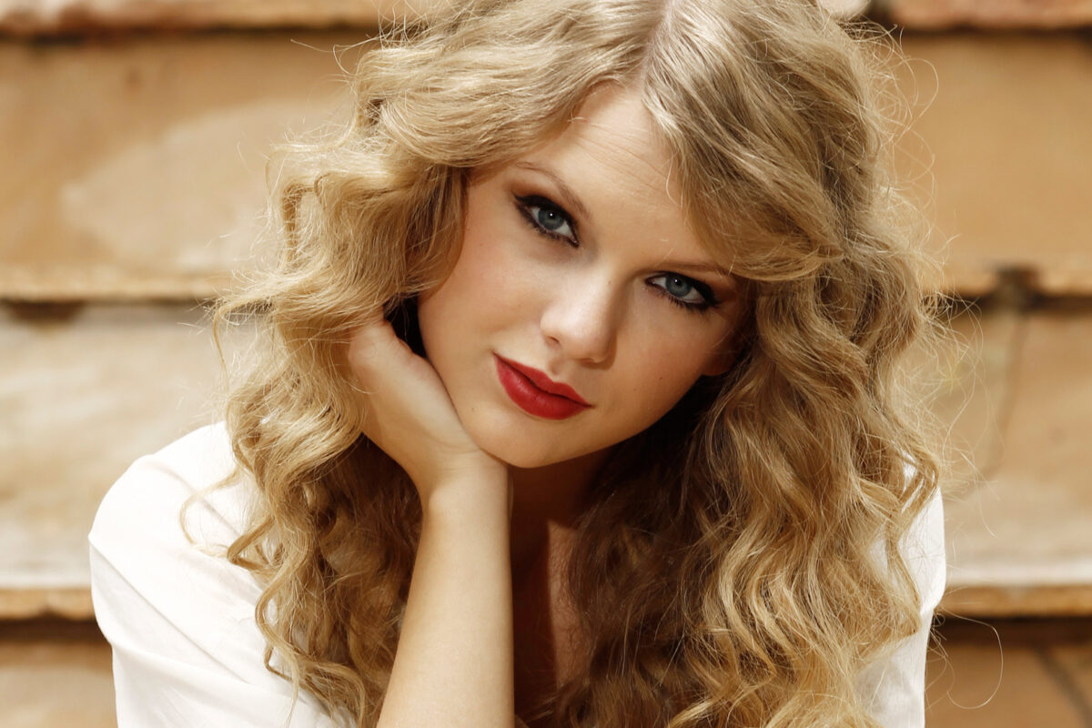 VIDEO: Taylor Swift îşi surprinde o fană!