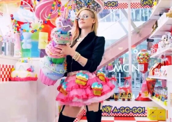 VIDEO WTF?! Avril Lavigne cântă “Hello Kitty”. E pe bune!