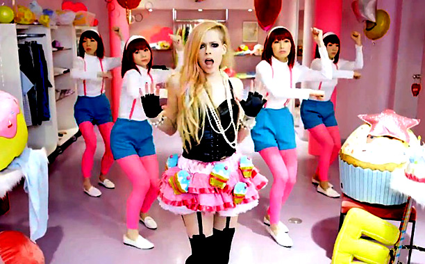 Avril Lavigne acuzată de rasism după ce a lansat „Hello Kitty”.