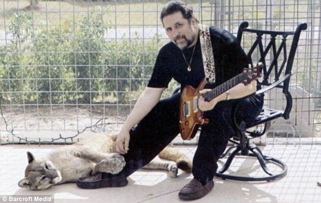 VIDEO Acesta este muzicianul care stă cu o pumă în casă