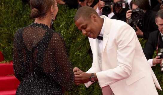 VIDEO FRUMI: Beyonce şi-a pierdut inelul pe covorul roşu, iar Jay Z l-a găsit