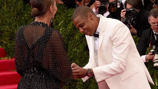 VIDEO FRUMI: Beyonce şi-a pierdut inelul pe covorul roşu, iar Jay Z l-a găsit