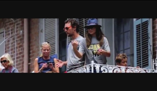 VIDEO: Brad Pitt i-a pasat o bere lui Matthew McConaughey de la balcon