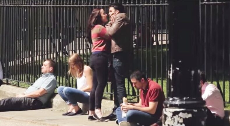 VIDEO SPECTACULOS: Uite cum reacţionează oamenii când o femeie atacă un bărbat pe stradă!