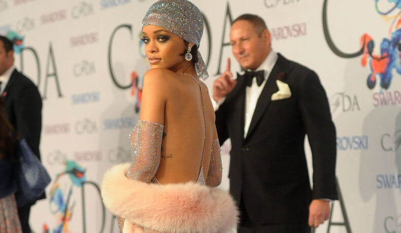 VIDEO SEXY Rihanna face twerking în rochia de cristale!