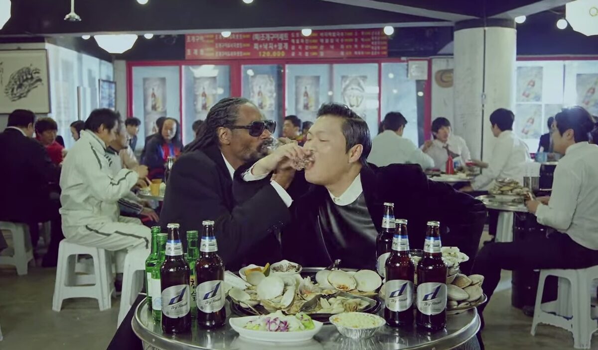 VIDEO OMG Snoop Dogg și PSY au cucerit un club de Karaoke!