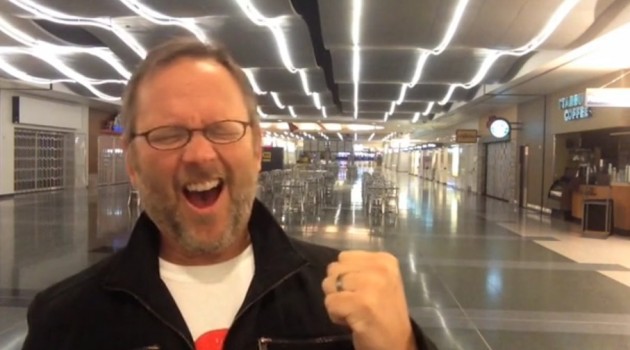 VIRALUL ZILEI: Ce faci când eşti blocat în aeroport? Filmezi un videoclip! :))