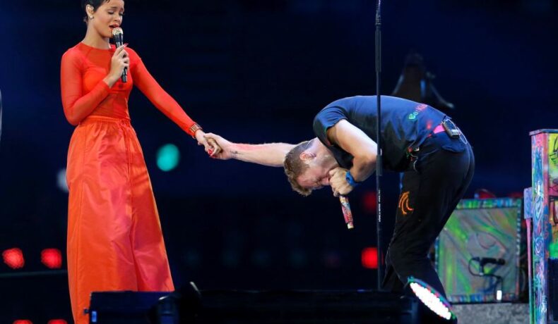 Rihanna + Chris Martin = Love? Cei doi au fost surprinşi de paparazzi împreună!