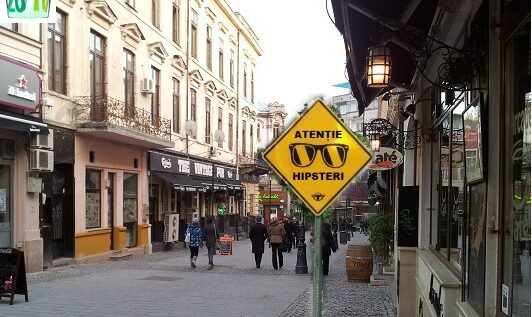 INCREDIBIL: În Centru Vechi din București a apărut un nou semn de avertizare! FOTO