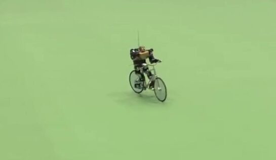 TREBUIE să vezi asta! Un robot care merge pe bicicletă! WTF?!