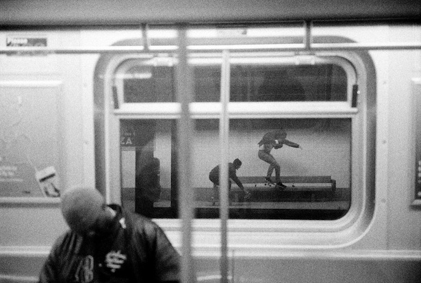 VIDEO | Merg mai bine pe skate decât pe jos. Uite ce nebunii fac băieţii ăştia în metrou!