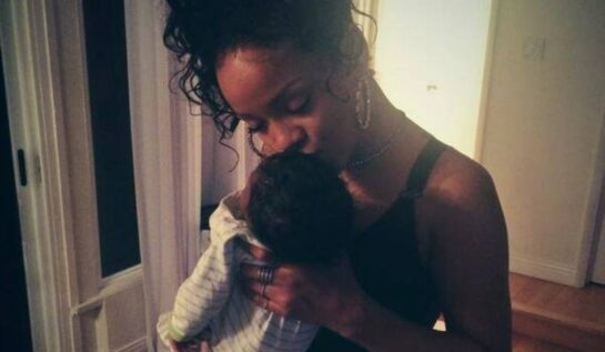 FOTO OMG | Rihanna a comis-o din nou. S-a fotografiat goală cu nepoata ei!