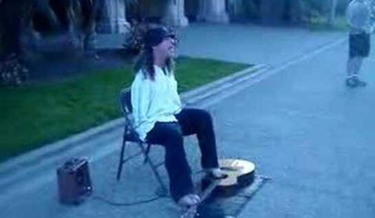Imagini emoţionante! Vezi cât de FRUMI cântă acest om la chitară cu picioarele!