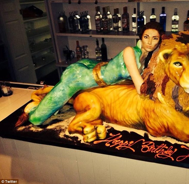 FOTO: WTF!? Ăsta-i tortul pe care Jennifer Lopez l-a avut la aniversarea de 45 de ani!