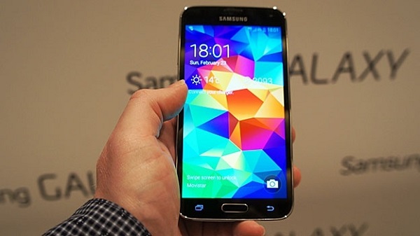 GADGET NOU: Samsung va lansa primul smartphone pentru stângaci