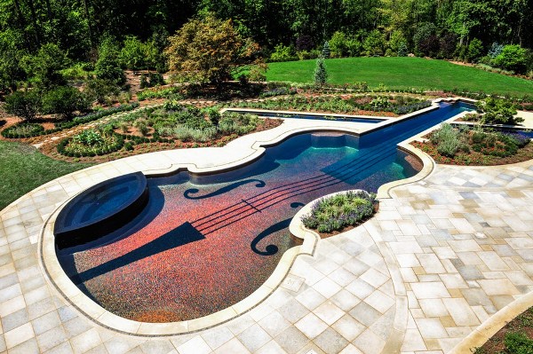 FOTO: Ce tare, piscine în formă de instrumente muzicale!