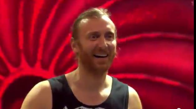 WTF!? Era David Guetta drogat la Festivalul Tomorrowland, din Belgia? Ai VIDEO aici!