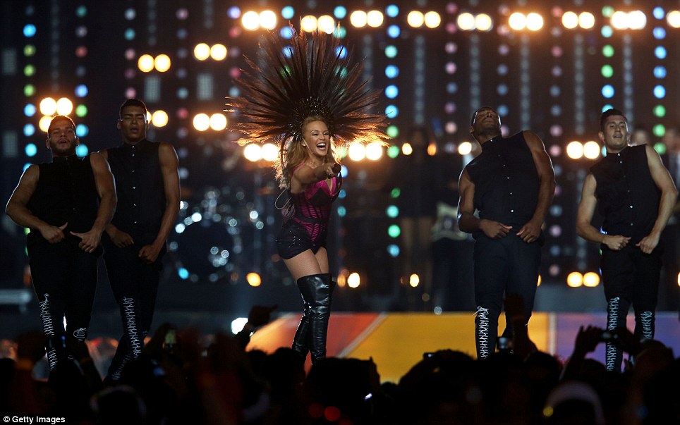 VIDEO: Kylie Minogue live @ Glasgow. Australianca a făcut show cu steagul României la picioare