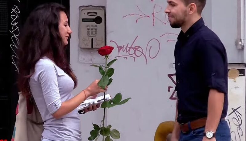 VIDEO VIRAL | Un tip umblă prin Bucureşti şi le spune femeilor că sunt frumoase. Uite cum reacţionează!