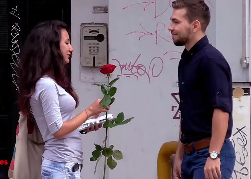 VIDEO VIRAL | Un tip umblă prin Bucureşti şi le spune femeilor că sunt frumoase. Uite cum reacţionează!
