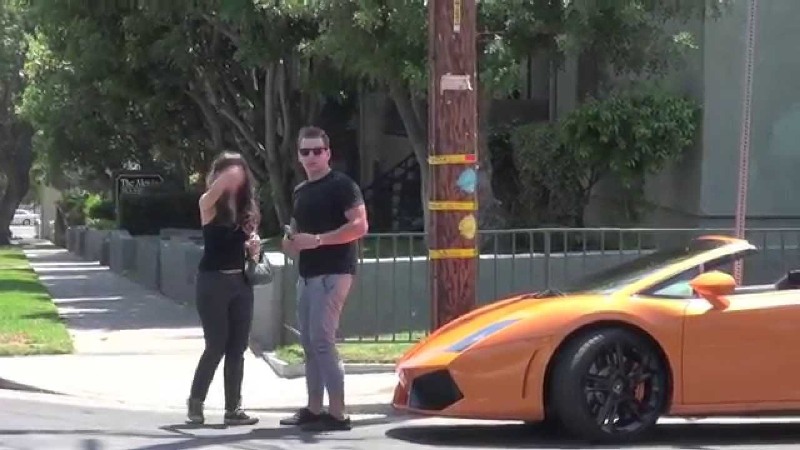VIDEO LOL: Tipa asta a avut o surpriză mare când a vrut să se urce în Lamborghini