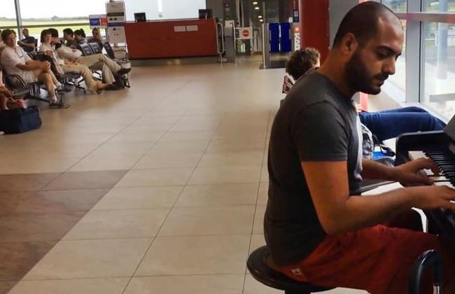 VIDEO: Un pianist a făcut spectacol în aeroportul din Praga