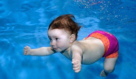 Bebele care a uimit o lume întreagă! Vezi aici cum înoată pe sub apă, dar şi ce sărituri face!