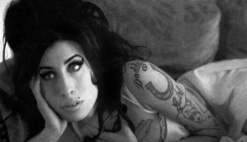 FOTO | Amy Winehouse va avea statuie de luna viitoare. Uite unde ai putea să o vezi!