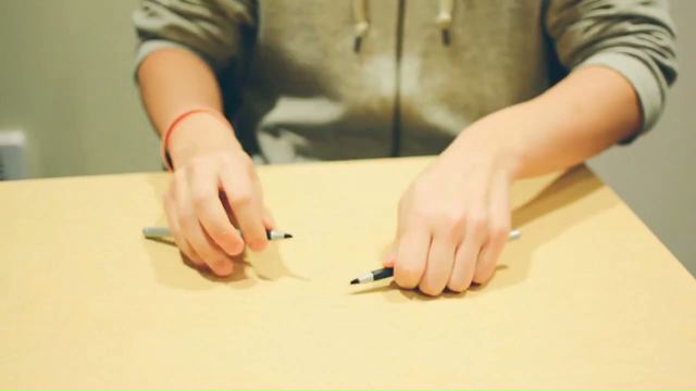 VIDEO OMG: Uite ce poţi face cu nişte creioane, când te plictiseşti în clasă!
