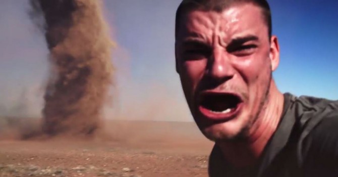 VIDEO OMG | Tipul ăsta a vrut neapărat să-și facă un selfie cu o tornadă. Ce a urmat îți va da mari emoții