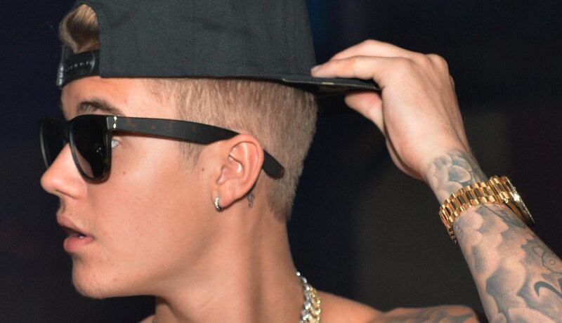 AUDIO | De cine se ascunde Justin Bieber? A scos două piese sub pseudonimul „Bizzle”