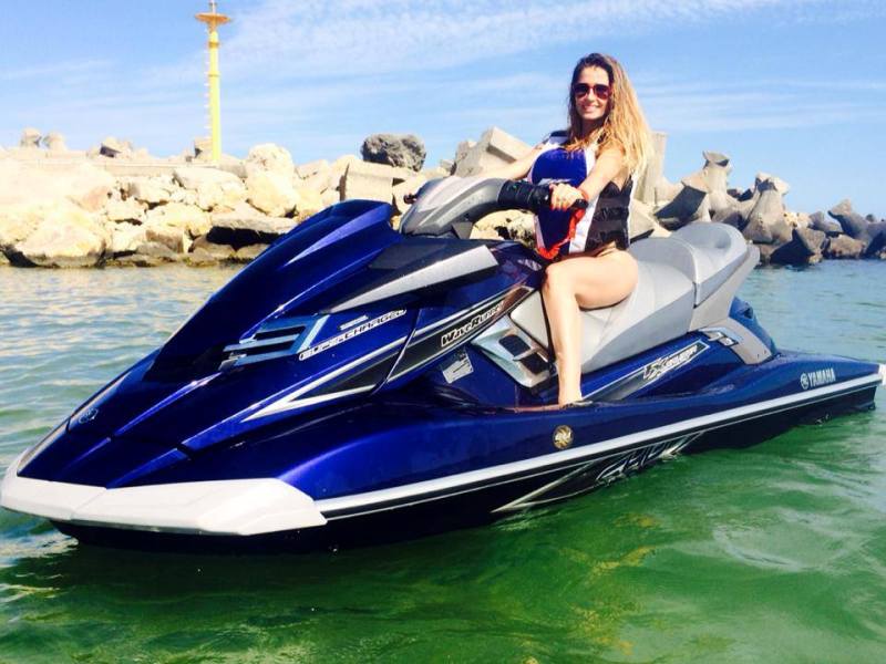 VIDEO FRUMI: Andreea Bănică, sexy rău în apele Greciei!