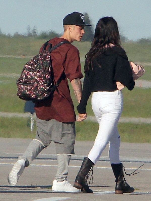 GALERIE FOTO | Justin Bieber şi Selena Gomez au fost surprinşi de paparazzi în timpul unei întâlniri romantice