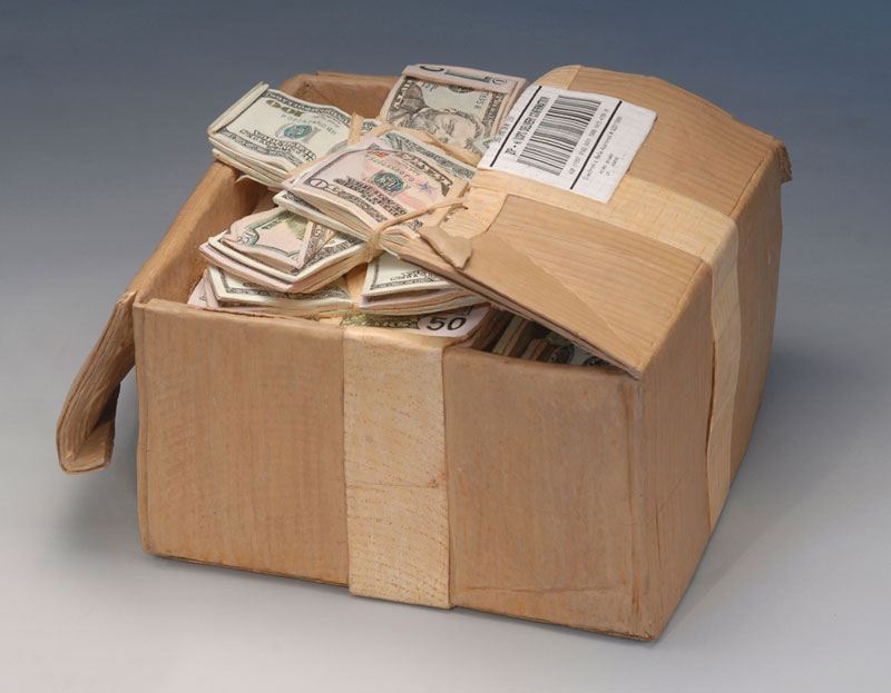 Aşa transformi un cub de lemn într-o cutie cu bani