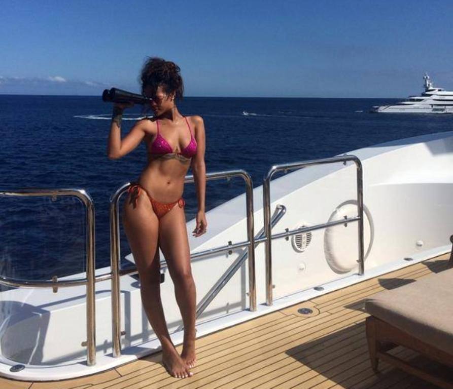 VIDEO HOT | Rihanna dansează în bikini la un party pe yacht