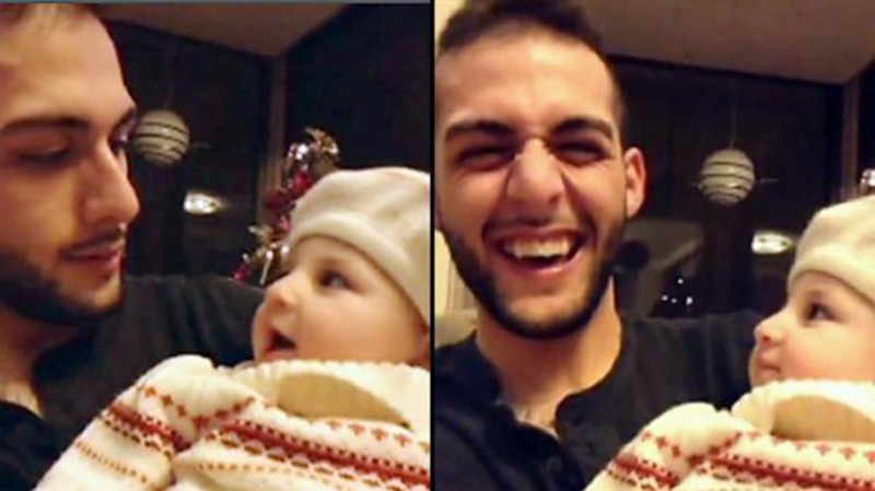 VIDEO LOL: Reacţia demenţială a unui bebe în timp ce tatăl lui face beatbox!