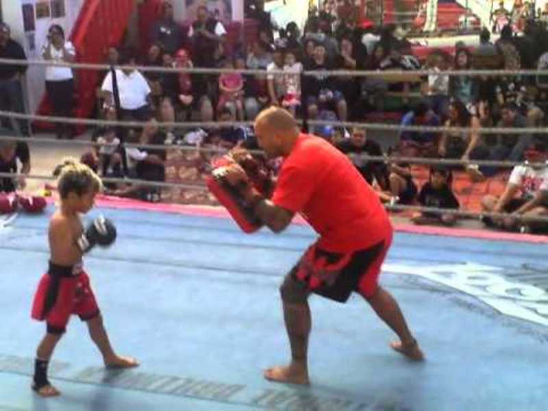 VIDEO BETON: Băieţelul care îţi dă lecţii în ale kickboxing-ului! E foarte tare!
