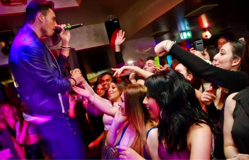 VIDEO BETON: Faydee face mare show! Uite ce isterie creează artistul când are microfonul în mână!