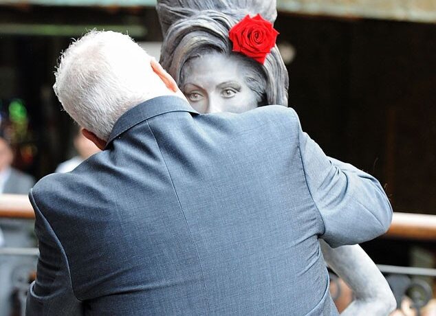 GALERIE FOTO | Sute de oameni au fost prezente la dezvelirea statuii lui Amy Winehouse